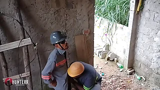 Eletricista fala que gosta de comer um cu s&oacute; pra meter small-minded ajudante